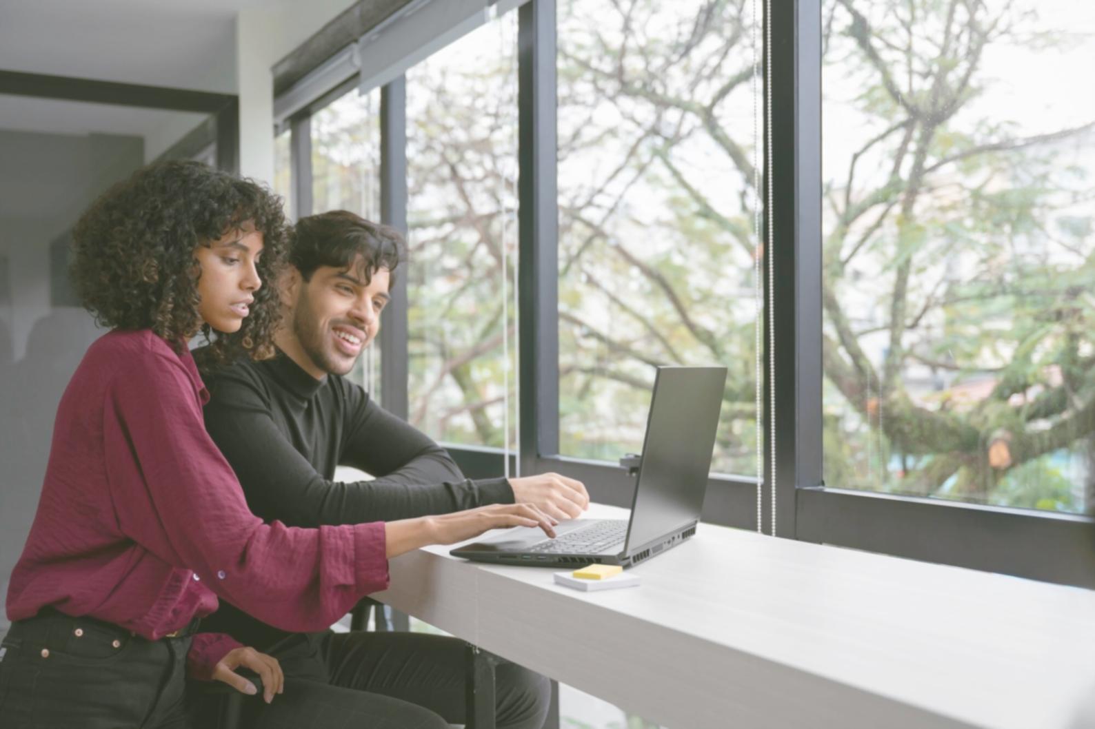 Intensives Arbeiten an Finanzanalysen während einer Schulungssession